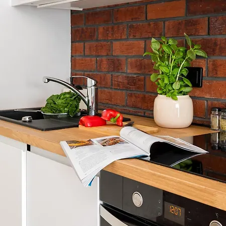 Superb Loft Studio In Charming Praga District, 300 M To Metro & 100 M To Tram, Balcony דירה ורשה